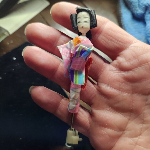 Antique Japanese Lacquered Music Box With Geisha Ballerina & Scenic Design Shell - Picture 13 of 14